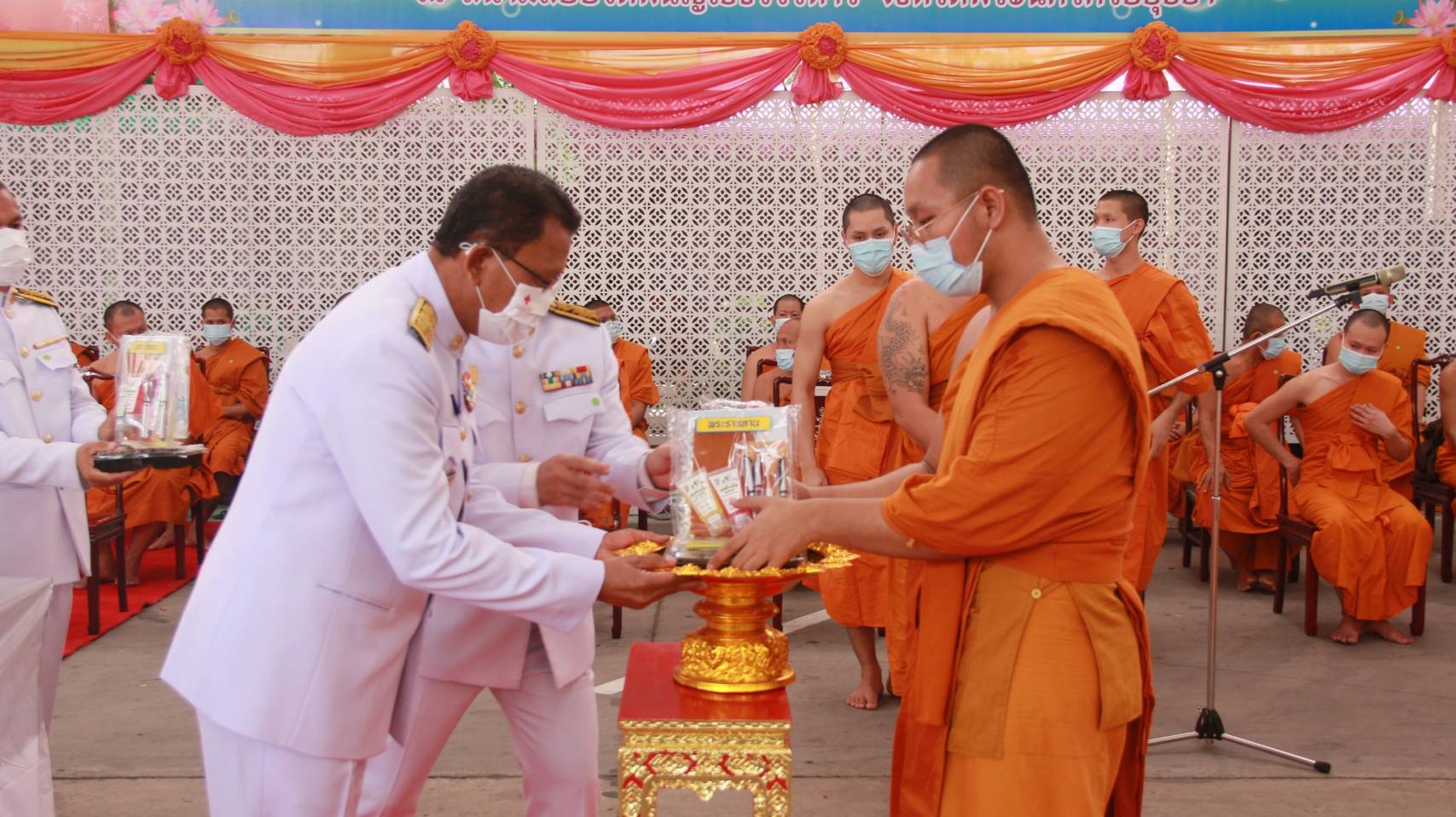 ผู้ว่าฯอยุธยา ถวายภัตตาหารเพล มอบสิ่งของพระราชทาน แด่พระภิกษุ สามเณร ในการสอบบาลีสนามหลวง ที่วัดพนัญเชิง - วัดชูจิตธรรมาราม (ธ) 