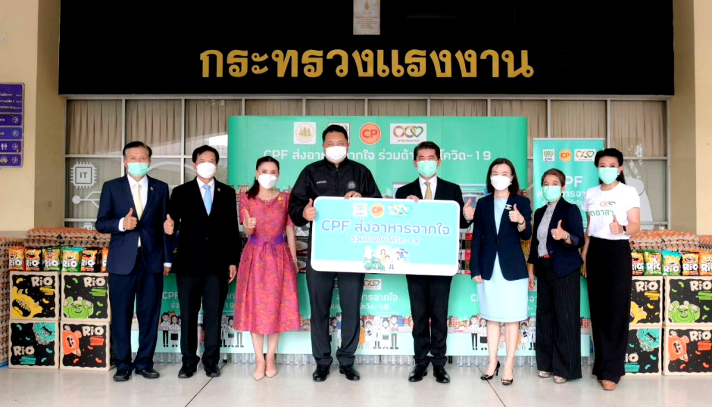 ก.แรงงาน ผนึกกำลัง ซีพีเอฟ-โอสถสภา ส่งอาหารจากใจ ช่วยแท็กซี่-ทีมแพทย์จุดฉีดวัคซีน สนามไทยญี่ปุ่น-ดินแดง