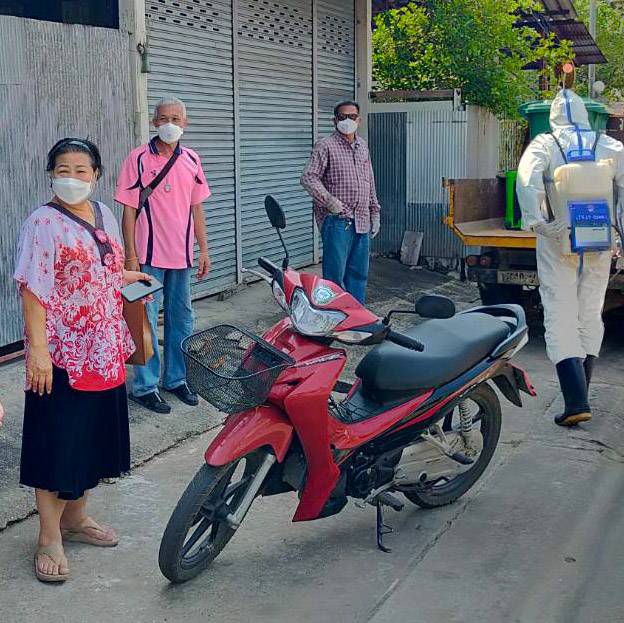 ทน.แม่สอด -​อสม.ชุมชนมณีไพรสณฑ์ นำทีมสาธารณสุขฉีดพ่นยาฆ่าเชื้อ ป้องกันการแพร่ระบาดโควิด