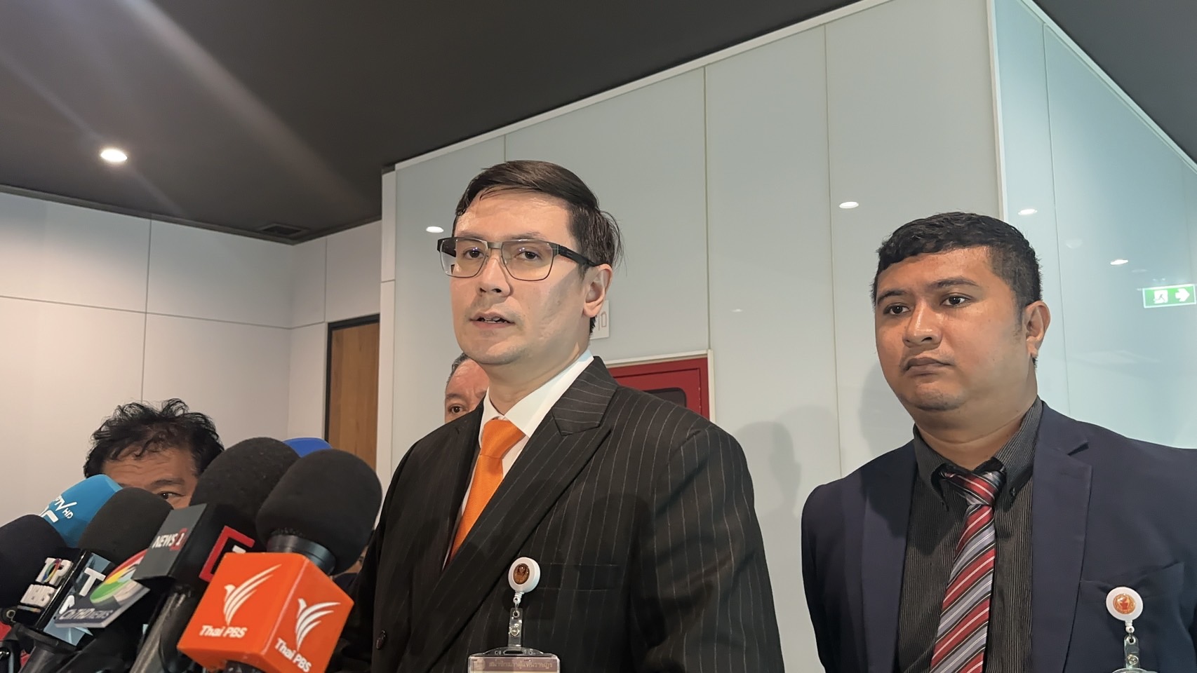 "รังสิมันต์" เผยผลประชุมลับ "บิ๊กเล็ก-รองมทภ.2- กต." ยันชายแดนไทย-กัมพูชา ยังไร้แนวโน้มปะทะอาวุธ ชี้รัฐบาลยังไม่ปิดประตูใช้ ICC