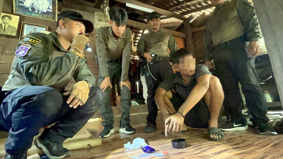 ตชด.437 บุกจับเอเย่นต์ซุกยาขนำร้าง ยาบ้า 290 เม็ด ไอซ์ 7.56 กรัม