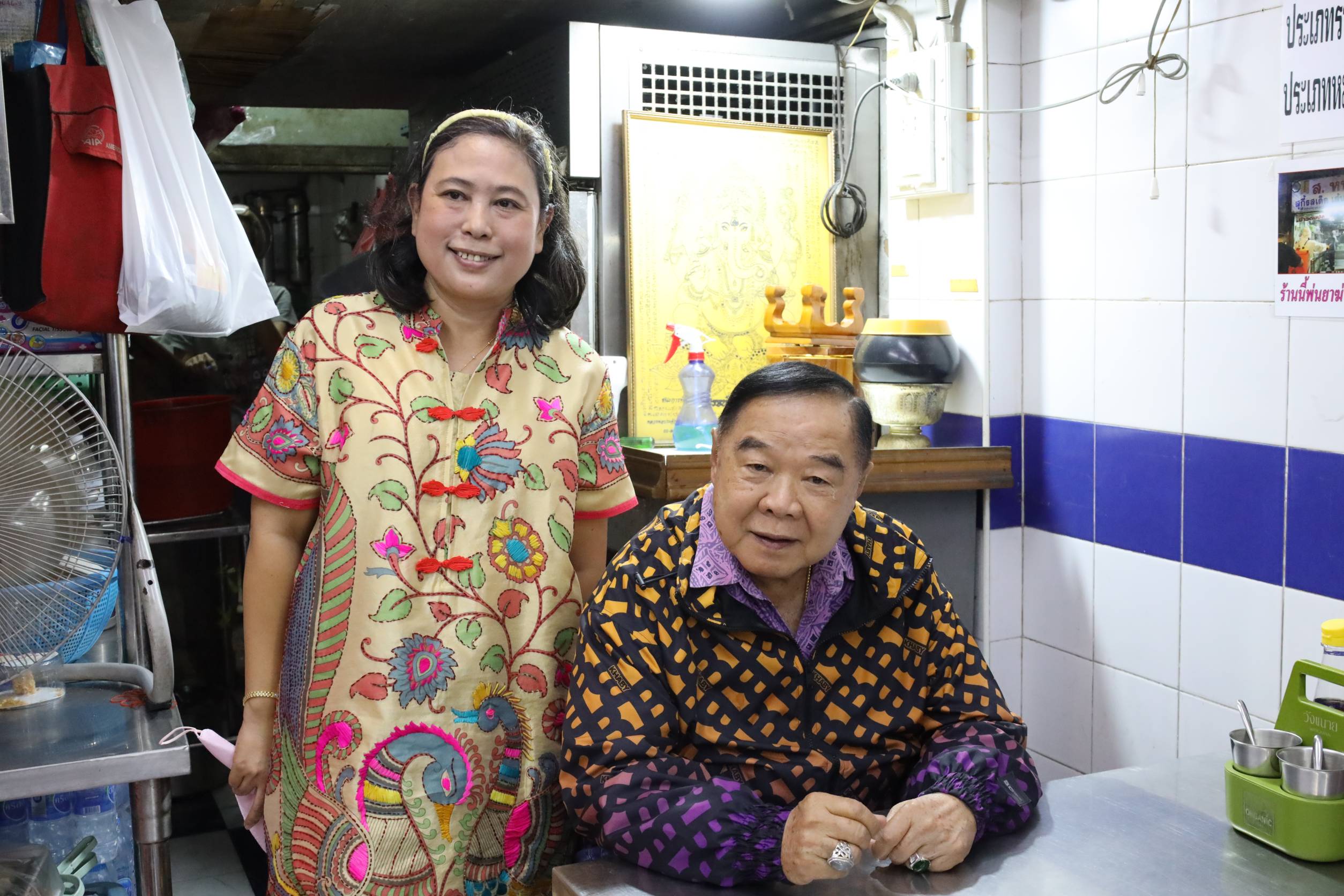 "บิ๊กป้อม" ลุยหาของอร่อยย่านเสาชิงช้าวันหยุด คนขอเซลฟี่ ให้กำลังใจสู้ๆ