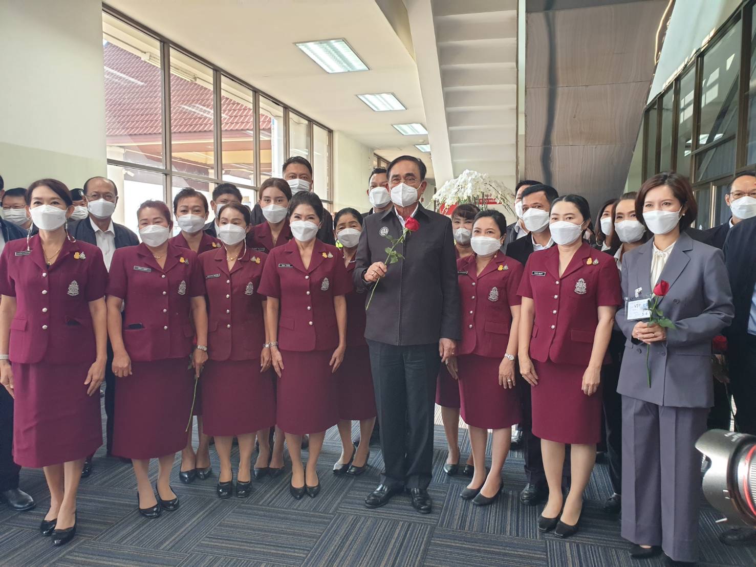 "บิ๊กตู่" บินเชียงราย กลุ่มแม่บ้านหอบกุหลาบแดงต้อนรับ