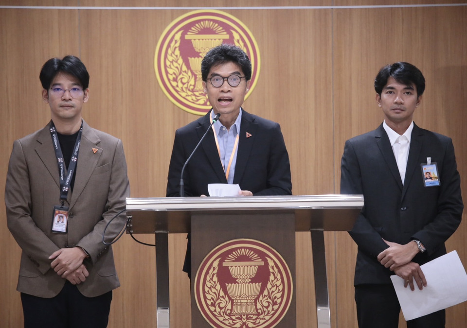 ‘สส.พรรคประชาชน’ ลุยสอบโรงงานลักลอบปล่อยสารเคมี-น้ำกรดหมื่นคิว ยึดแหล่งน้ำพนัสนิคม จี้ ‘กมธ.กฎหมาย’ ฟันบ่อดินรุกที่สาธารณะ