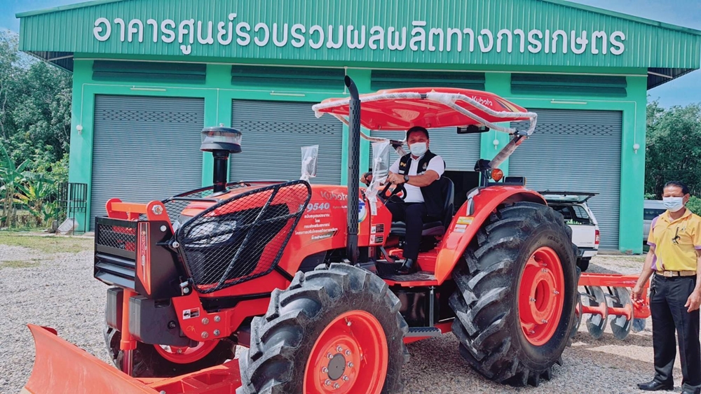 สหกรณ์สงขลา มอบรถแทรกเตอร์โครงการเงินกู้โควิด ช่วยลดต้นทุนสกก.สะบ้าย้อย 