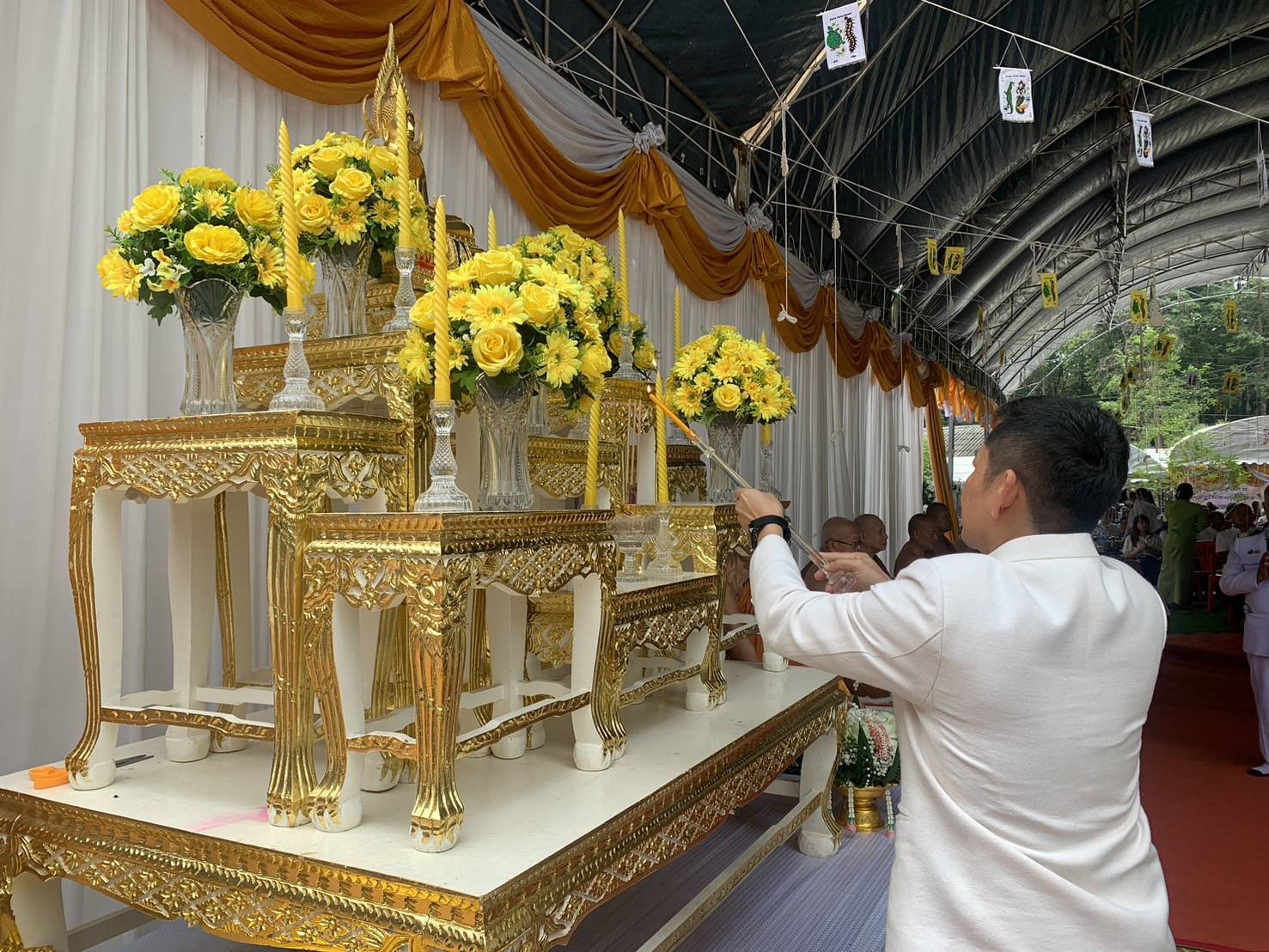 ร้อยเอ็ดทำพิธีทำบุญยกยอดฉัตรและทอดกฐินสามัคคีสมทบทุนสร้างเจดีย์อัฐบริขาร "ปัญญาธโรเจดีย์" 