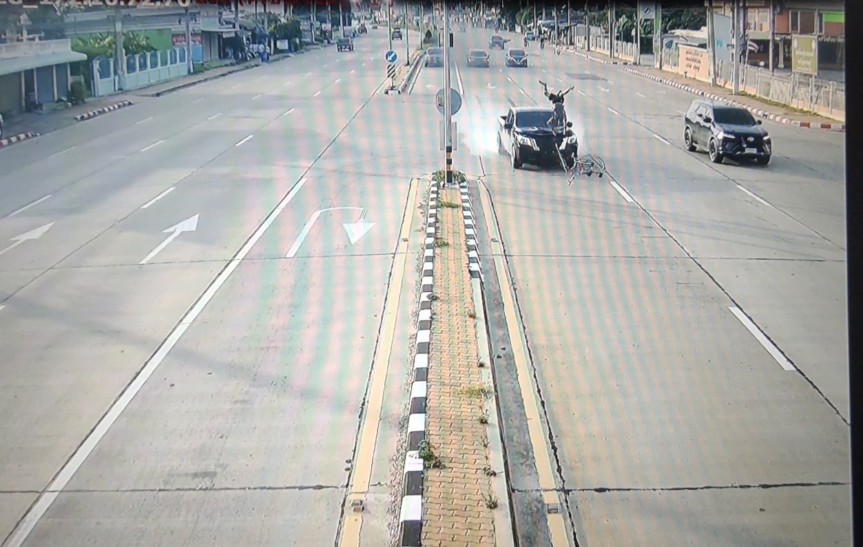 วงจรปิดจับภาพกระบะซิ่งชนจักรยานตาวัย 78 ดับ ก่อนหนีไปชน จยย.สาหัส 3