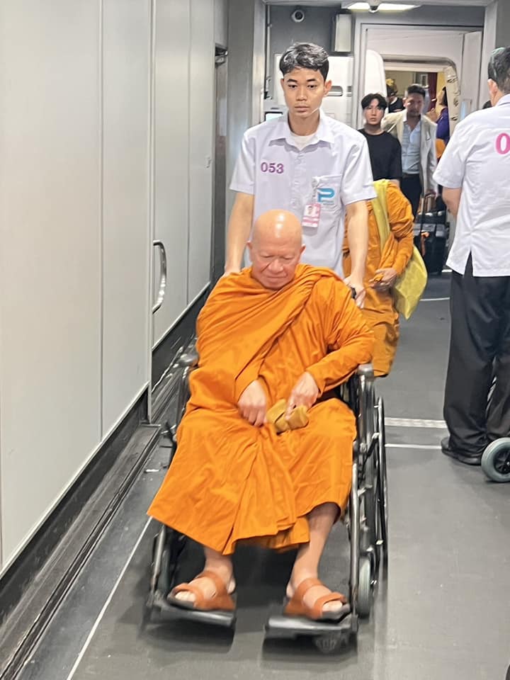 อดีตพระพรหมเมธี มอบตัวสู้คดีเงินทอนวัด 
