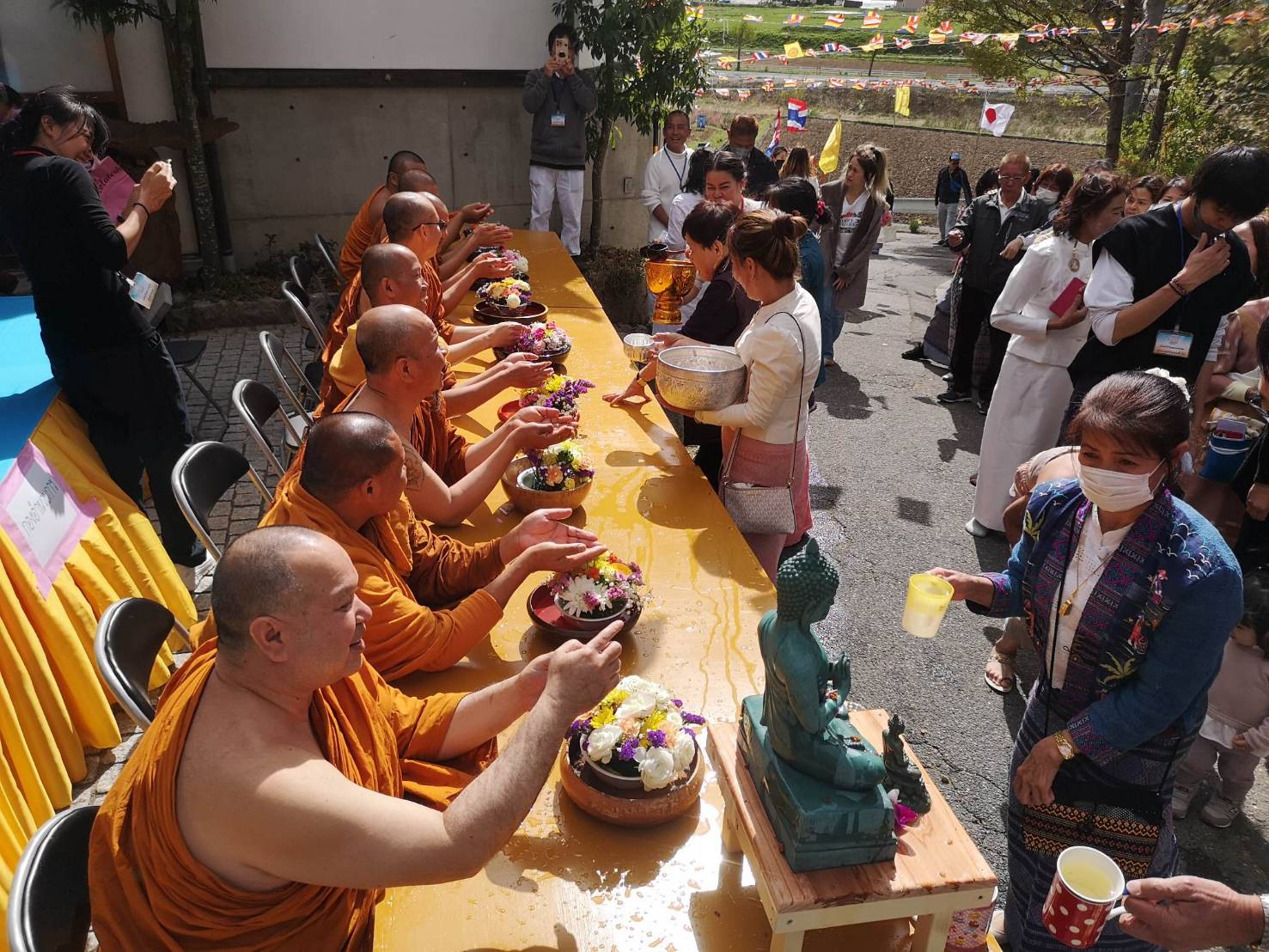 พุทธศาสนิกชนชาวไทย-ญี่ปุ่นร่วมทอดผ้าป่าฯซื้อที่ดินวัดพุทธเดชมงคล 
