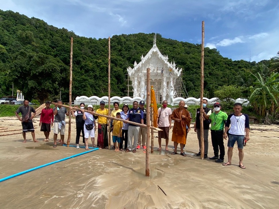  ศรชล.ชุมพรจัดทำโครงการปักรั้วไม้สลายคลื่นเพื่อฟื้นฟูชายหาด 