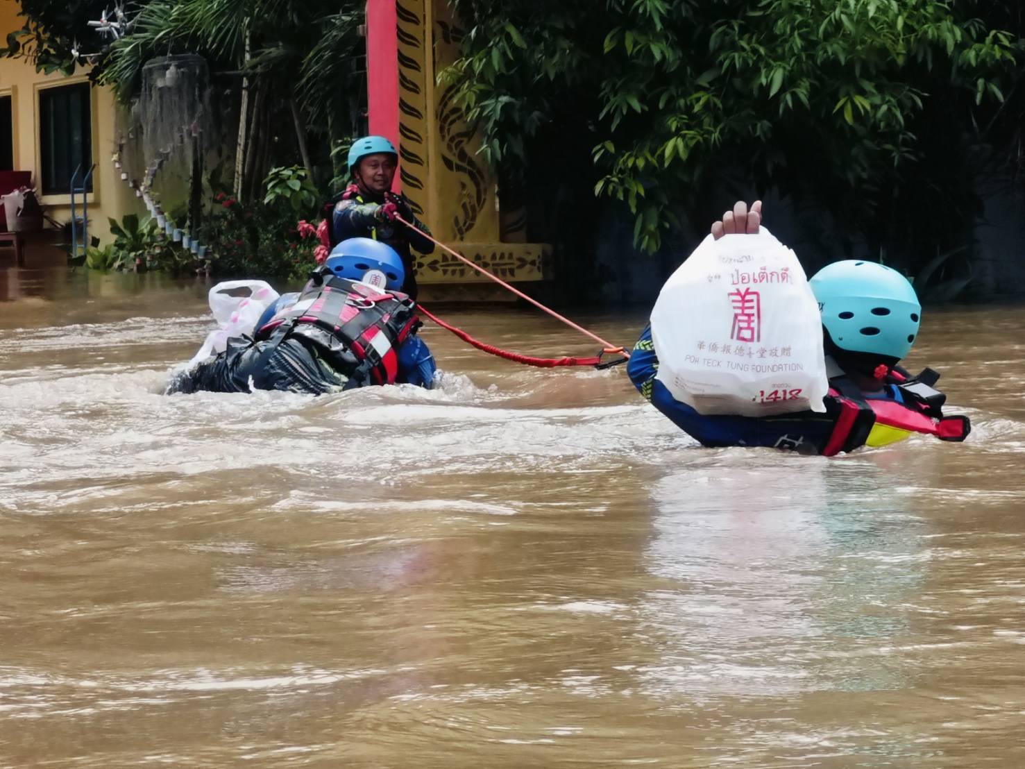 มูลนิธิป่อเต็กตึ๊ง เคลื่อนพลช่วยเหลือผู้ประสบภัยน้ำท่วมเชียงใหม่