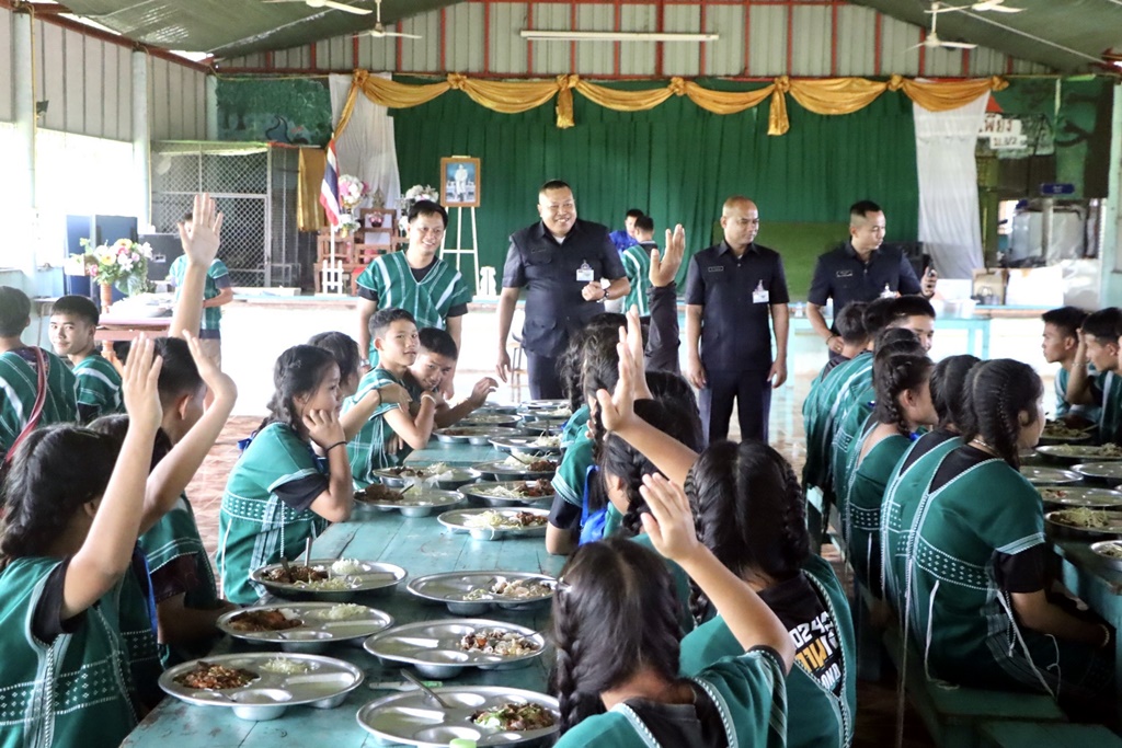นพค.36 มอบน้ำดื่มและเลี้ยงอาหารเด็กนักเรียนโรงเรียนบ้านห้วยทราย