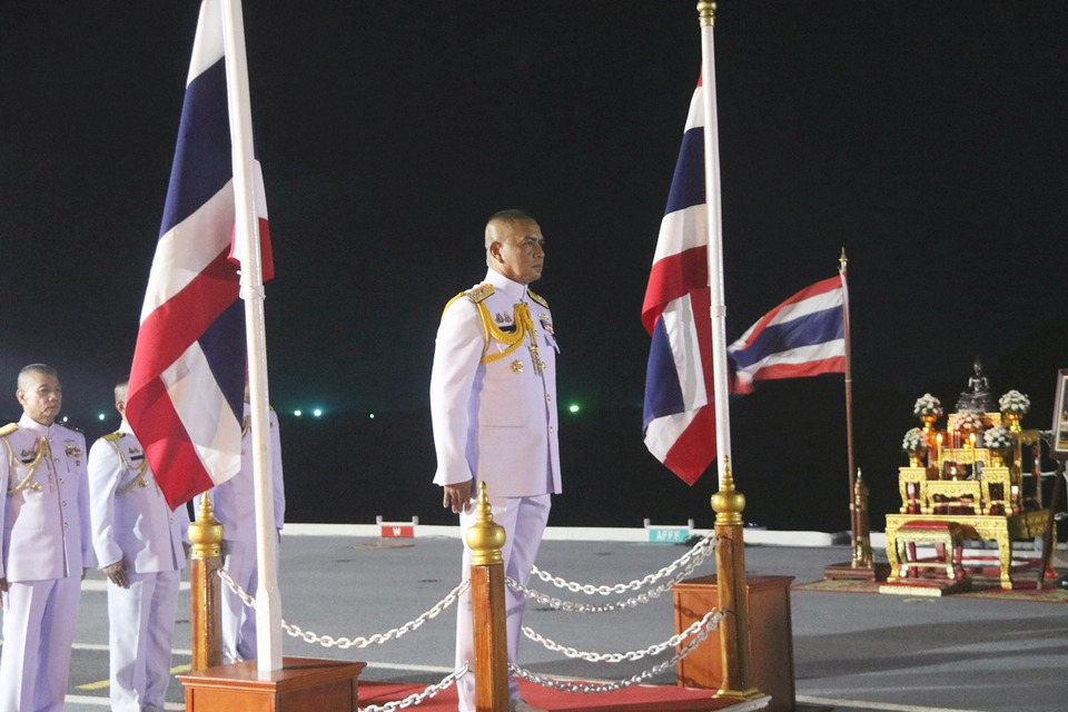  ผู้บัญชาการทหารเรือ ประดับเข็มเครื่องหมายผู้บังคับการเรือ 