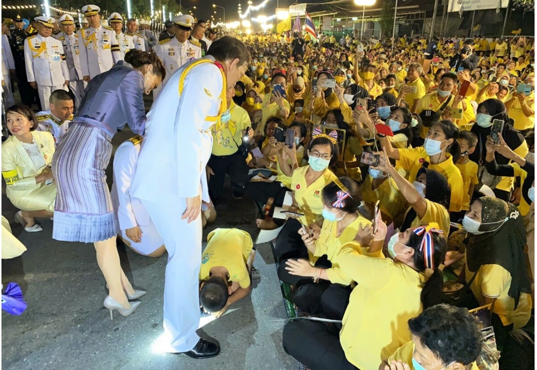 ในหลวง-พระราชินี ทรงพระเมตตาเรียกเด็กน้อยเข้ามาหา หลังทูลขอกราบเท้าได้ไหมครับ