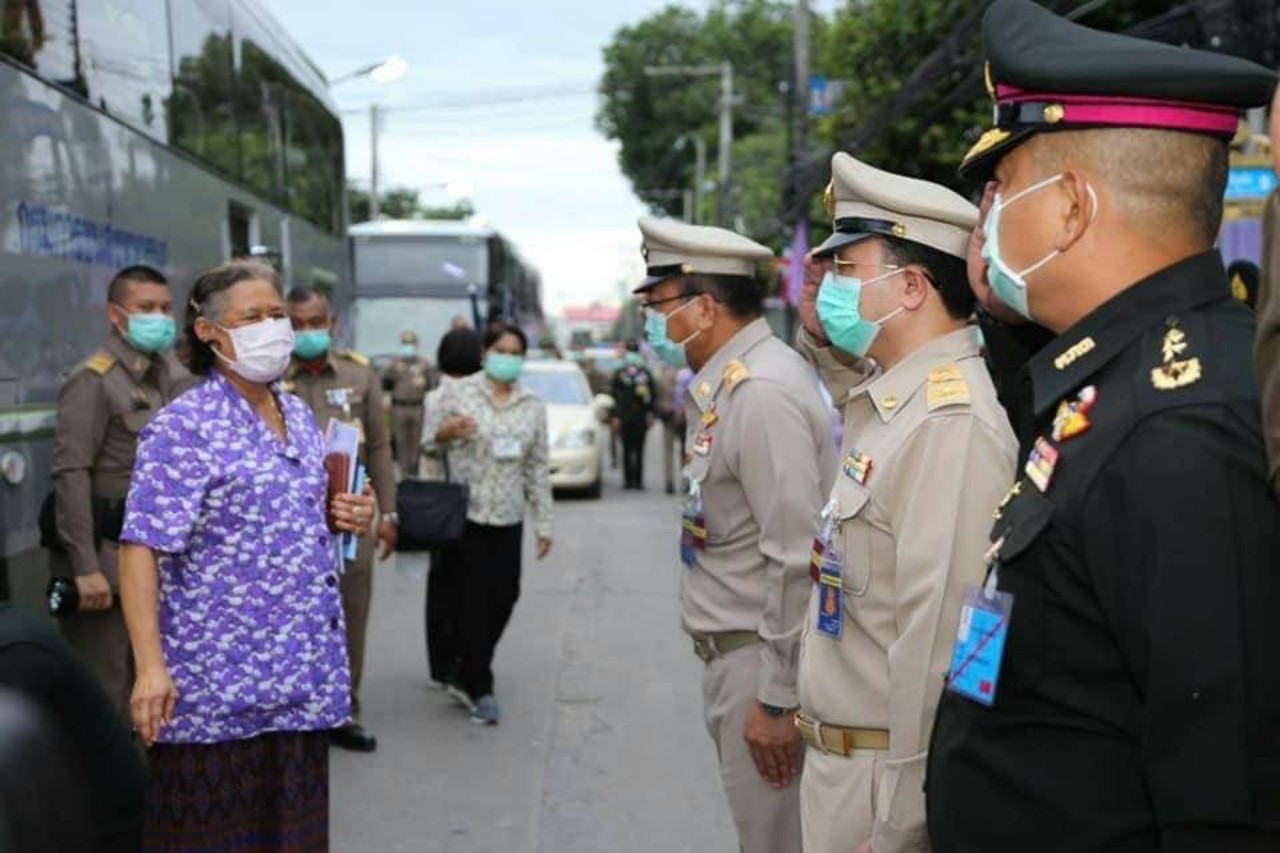 พสกนิกรทุกหมู่เหล่า เฝ้าฯ ส่งเสด็จสมเด็จพระกนิษฐาธิราชเจ้า กรมสมเด็จพระเทพรัตนราชสุดาฯ สยามบรมราชกุมารี หลังทรงปฏิบัติพระราชกรณียกิจในพื้นที่จังหวัดอุทัยธานี