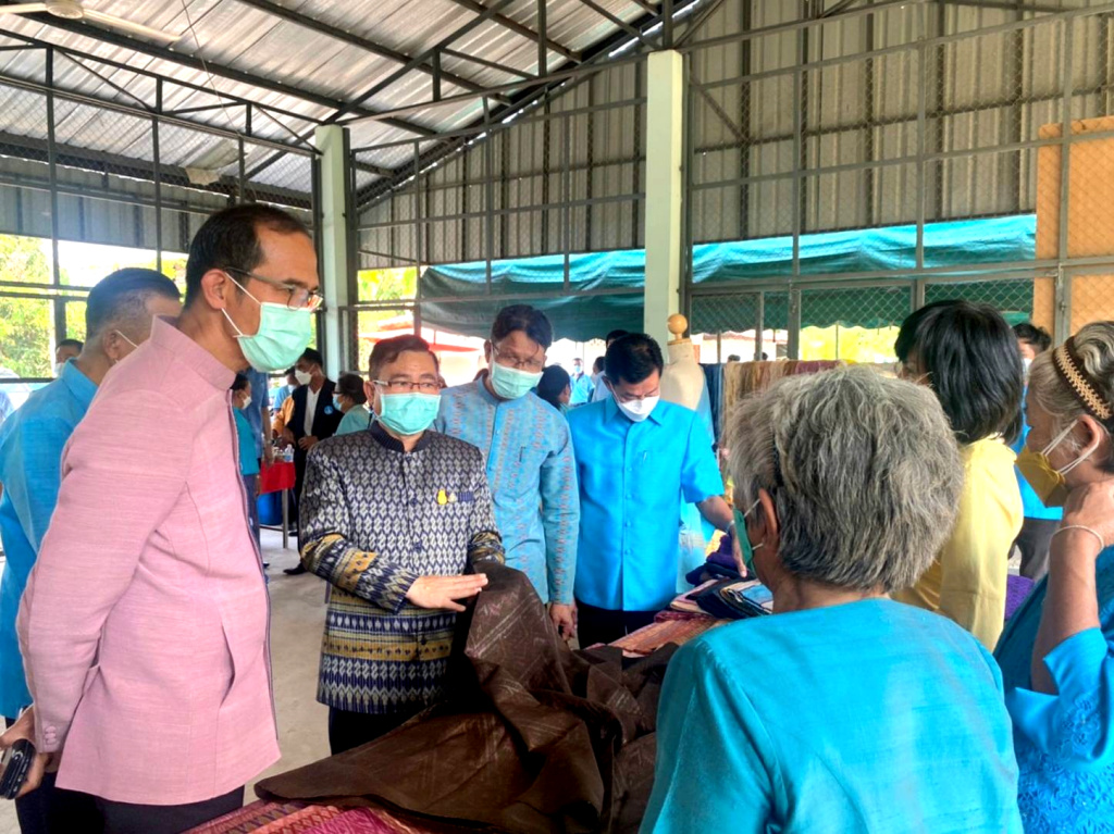 เปิดงาน "พุ่งกระสวยทอผ้าไหม" ร่วมเฉลิมพระเกียรติ "สมเด็จพระพันปีหลวง" ทรงเจริญพระชนมพรรษา 90 พรรษา