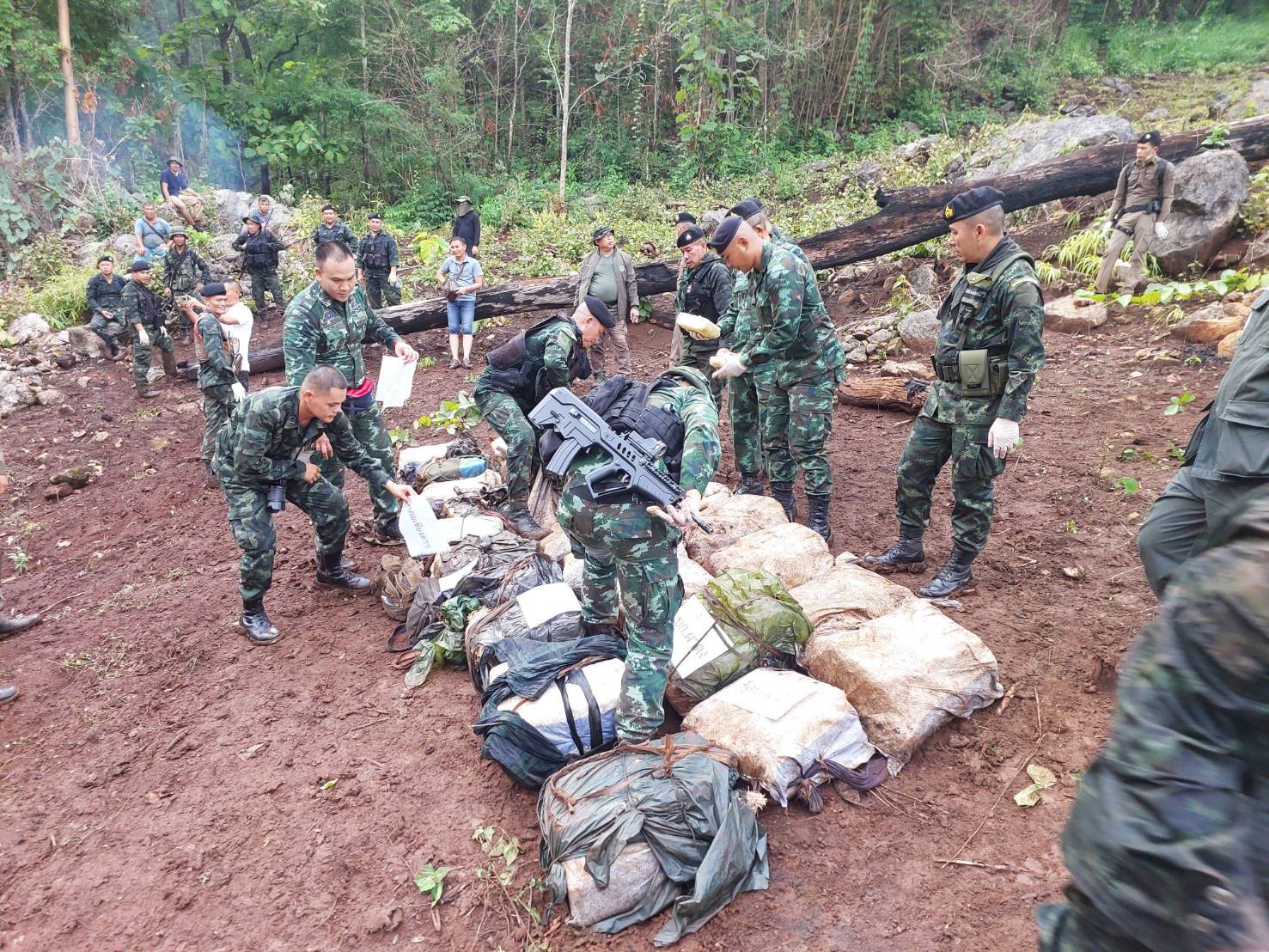 ทหารปะทะขบวนการขนยาบ้าต่อเนื่องยึดของกลาง 6 ล้านในพื้นที่อำเภอเชียงดาว  