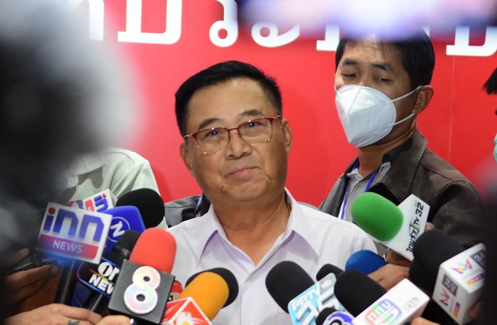 "อดิศร" ยก "ทักษิณ" ผู้นำทางจิตวิญญาณ เชื่อไม่หวนเล่นการเมือง ชวน "บิ๊กตู่" ไปรับที่สนามบิน 