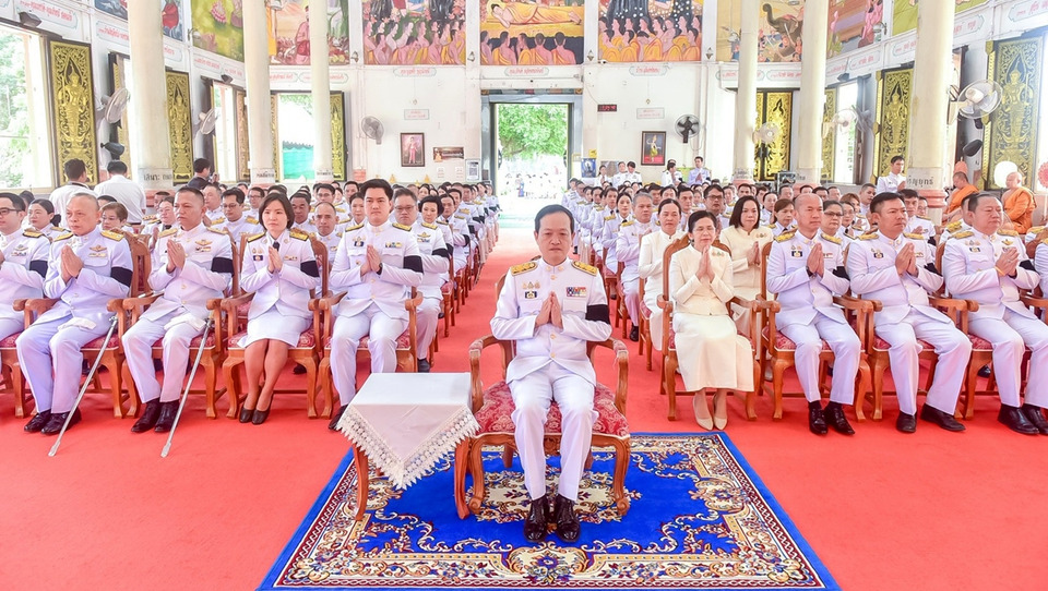 ผู้ว่าฯ ศรีสะเกษนำพสกนิกรทำบุญตักบาตรถวายพระราชกุศล เนื่องในวันแม่แห่งชาติ 12 สิงหาคม