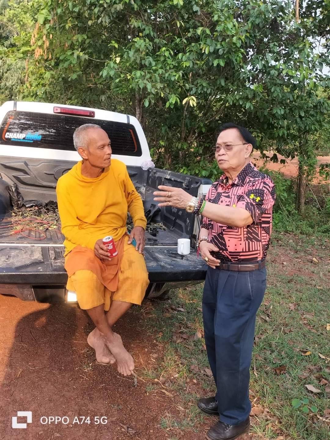 สกลนคร "มหานิยม" เข้ากราบนมัสการ "หลวงพ่อหนุน" เกจิดังอีสาน ดูการปลูกต้นไม้