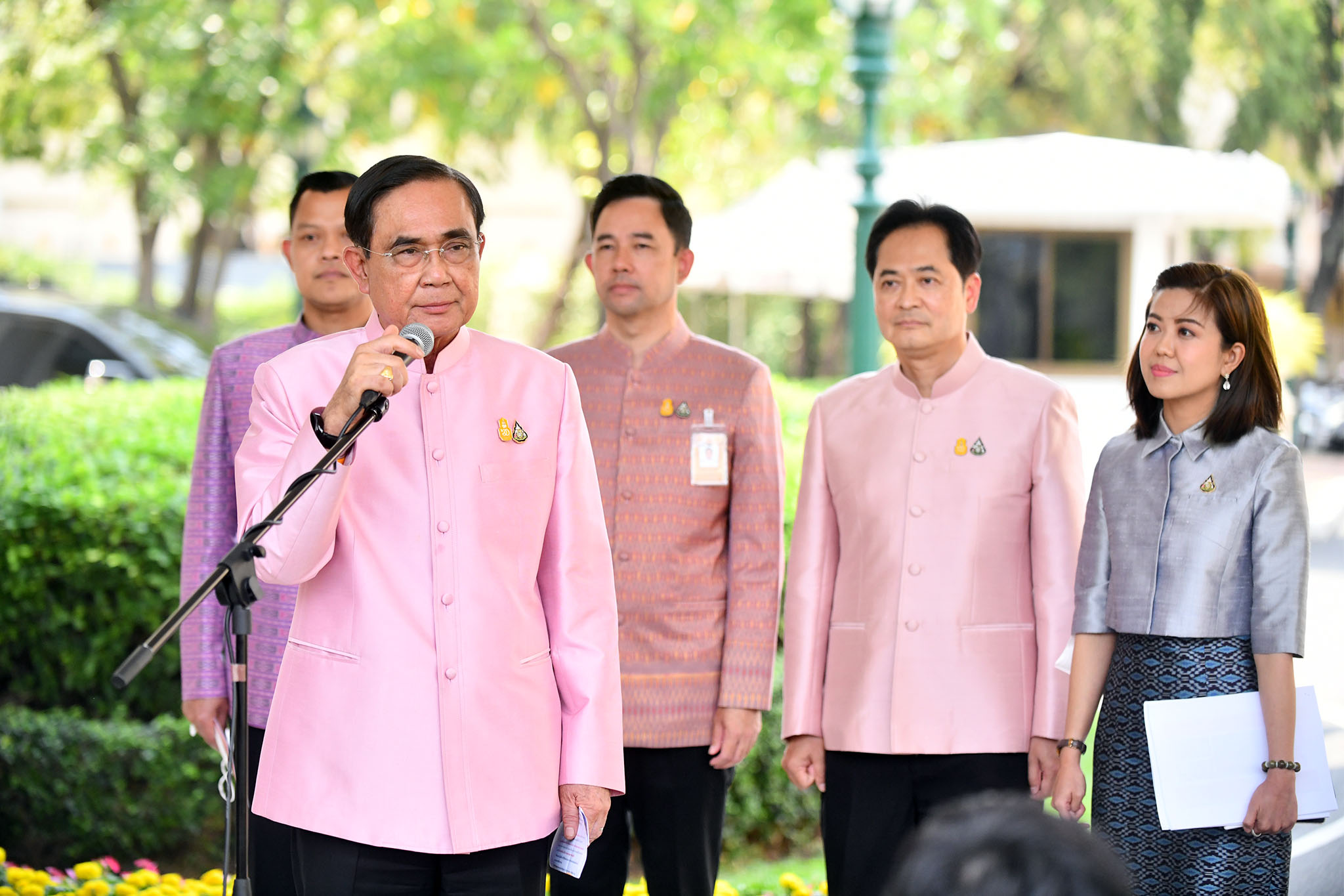 “นายกฯ” อวยพรวันวาเลนไทน์​ รักทุกคน​ ใครยังไม่มีแฟน พยายามต่อ​ไป บอกขอรับไว้ด้วยใจ จากผลสำรวจติด1ใน5 คนที่คนไทยอยากมอบดอกกุหลาบให้