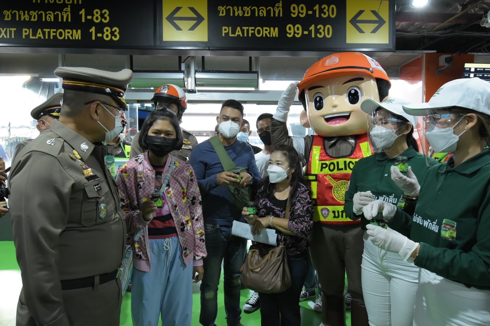 "งานตรวจเหนือ บก.จร." ปล่อยแถวอำนวยความสะดวก ปชช.เดินทางช่วงเทศกาลปีใหม่ 2565 เน้นย้ำส่งกลับบ้านปลอดภัย
