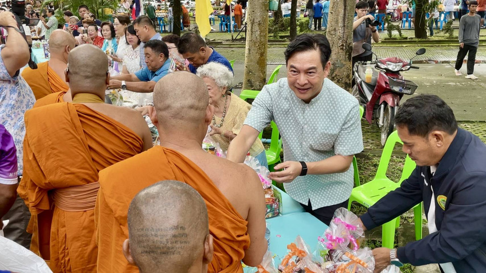 ผู้ว่าฯ นครนายก นำประชาชนร่วมตักบาตรเทโว วัดเขานางบวช สืบสานประเพณีวันออกพรรษา