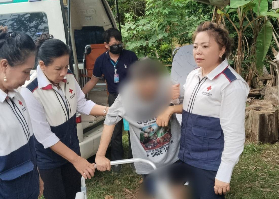 กิ่งกาชาดแกลงช่วย “ลุงสายยนต์” ชายไร้บ้านป่วยหนักถูกตัดขา ประสานดูแลระยะยาว