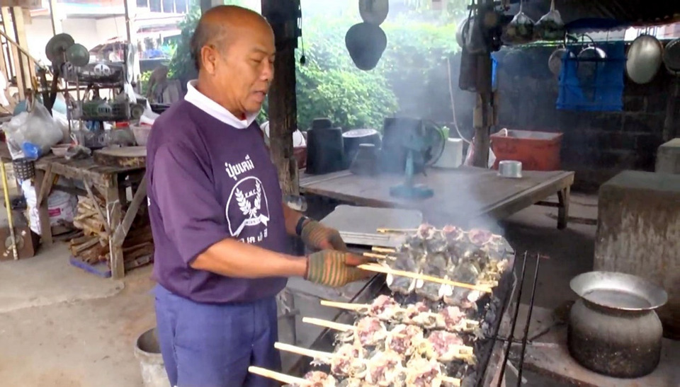 “ลุงสุขบ้านนาอ้อย” ปิ้งกบไม้ละ 30 บาท จากสามล้อสู่อาชีพสุจริตกว่า 10 ปี