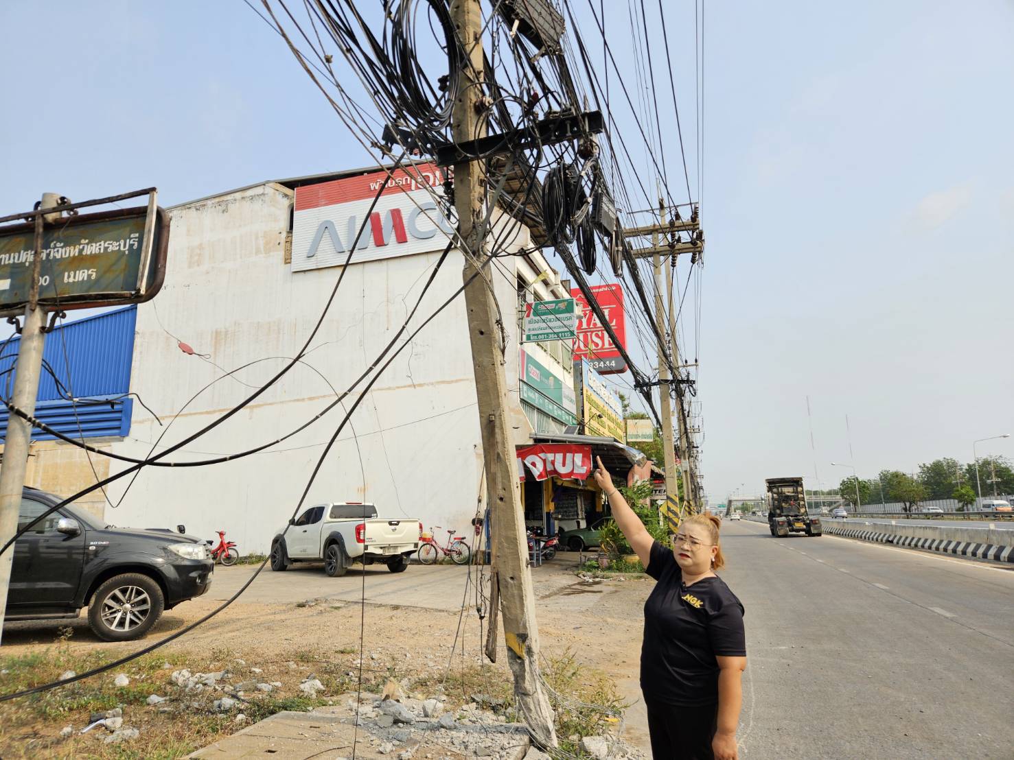 ชาวบ้านร้องรถชนเสาไฟฟ้าริมถนนชำรุดสายไฟ สายสื่อสารขาดรุ่งริ่งหวั่นเกิดอุบัติเหตุ