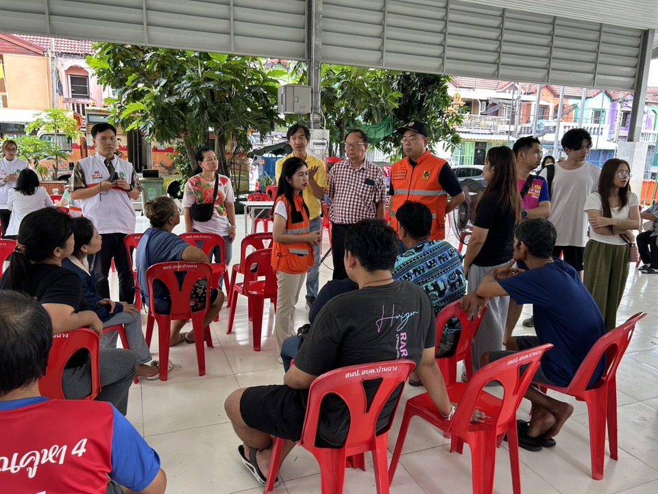 ปภ.ลงพื้นที่ช่วยผู้ประสบไฟไหม้หมู่บ้านพนาสนธิ์ จ.ปทุมฯ เร่งเยียวยา-ฟื้นฟูผู้เสียหาย