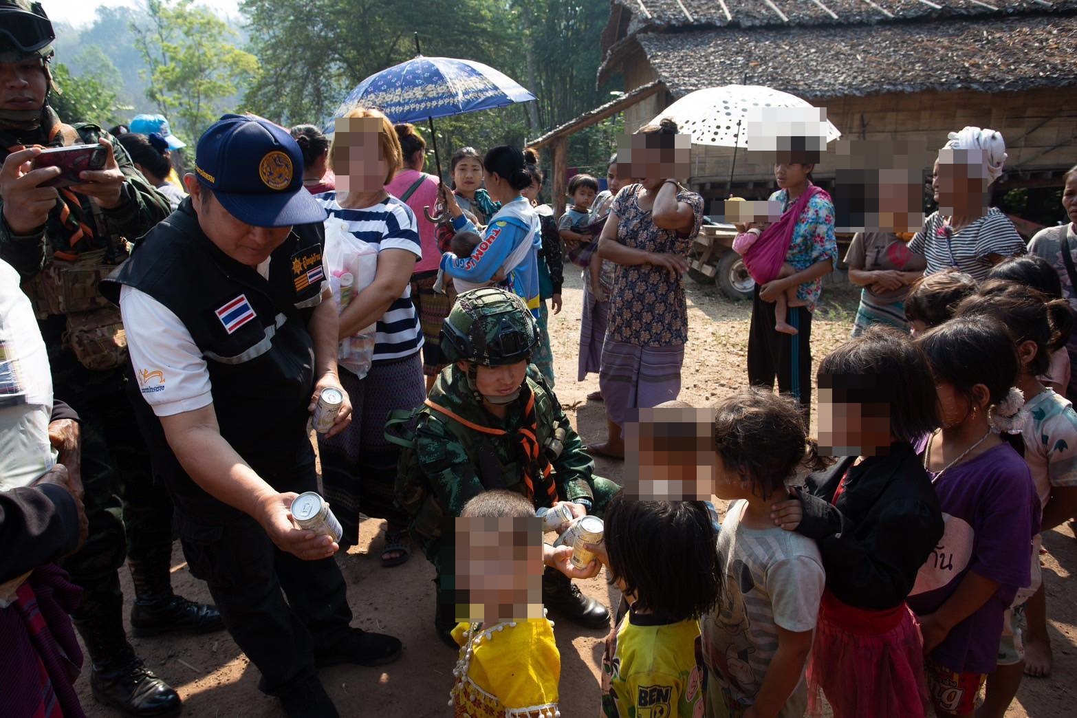 จนท.ให้ความช่วยเหลือผู้หนีภัยความไม่สงบชาวเมียนมาอพยพอยู่ในพื้นที่ปลอดภัยชั่วคราวบ้านหนองหลวง อ.อุ้มผาง จ.ตาก