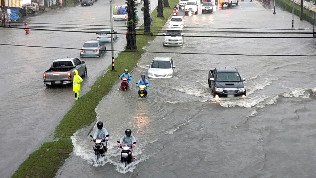 ภูเก็ตอ่วม!! เจอฝนกระหน่ำน้ำท่วมรอระบายหลายจุด 