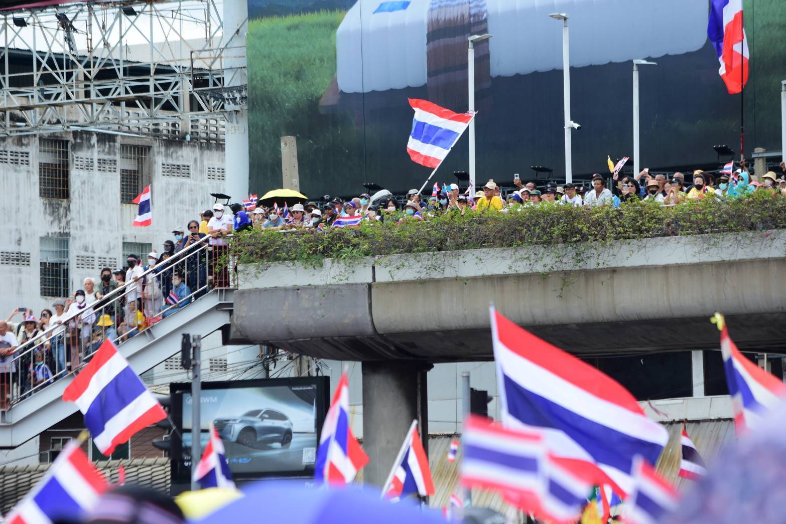ตำรวจคาดผู้ชุมนุมทะลุ 10,000 คนเย็นนี้ ยึดมีด-คัตเตอร์เพียบ รวบชายทำร้ายเทศกิจ