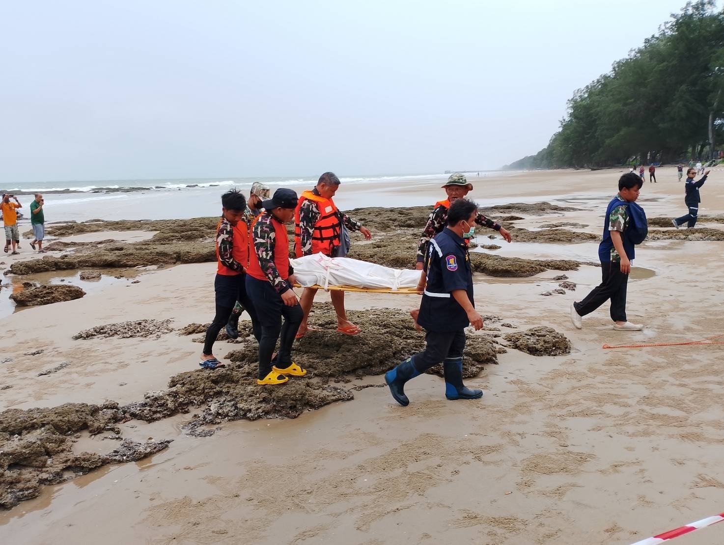 เจอแล้วศพ ด.ช.9 ปี ถูกคลื่นซัดหายที่ชายหาดแม่รำพึงห่างฝั่ง 15 เมตรใกล้กับจุดเกิดเหตุ 