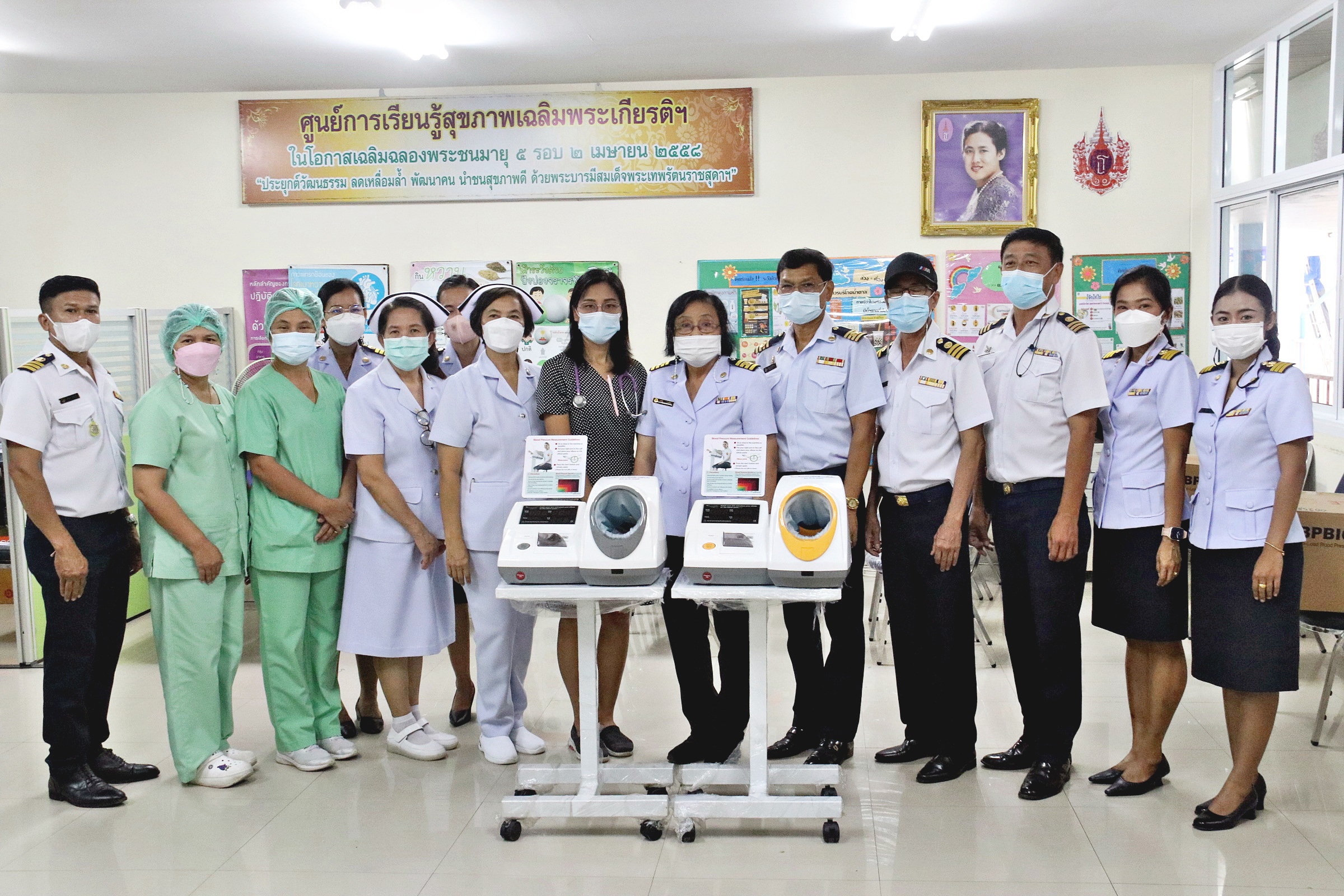 รร.ธัมมสิริศึกษาสัตหีบมอบเครื่องวัดความดันให้รพ.วัดญาณฯ 