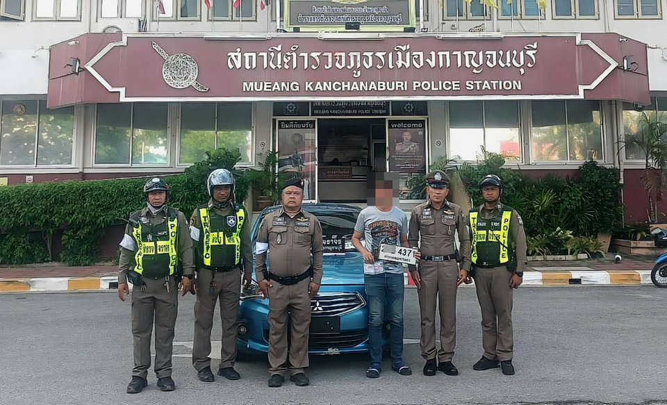 หนุ่มบ่อพลอย ขับเก๋งติดป้ายทะเบียนปลอมเข้าด่านจราจร ตร.เมืองกาญจน์รวบคาด่าน อ้างไม่รู้ ใช้มานานกว่า 5 ปี