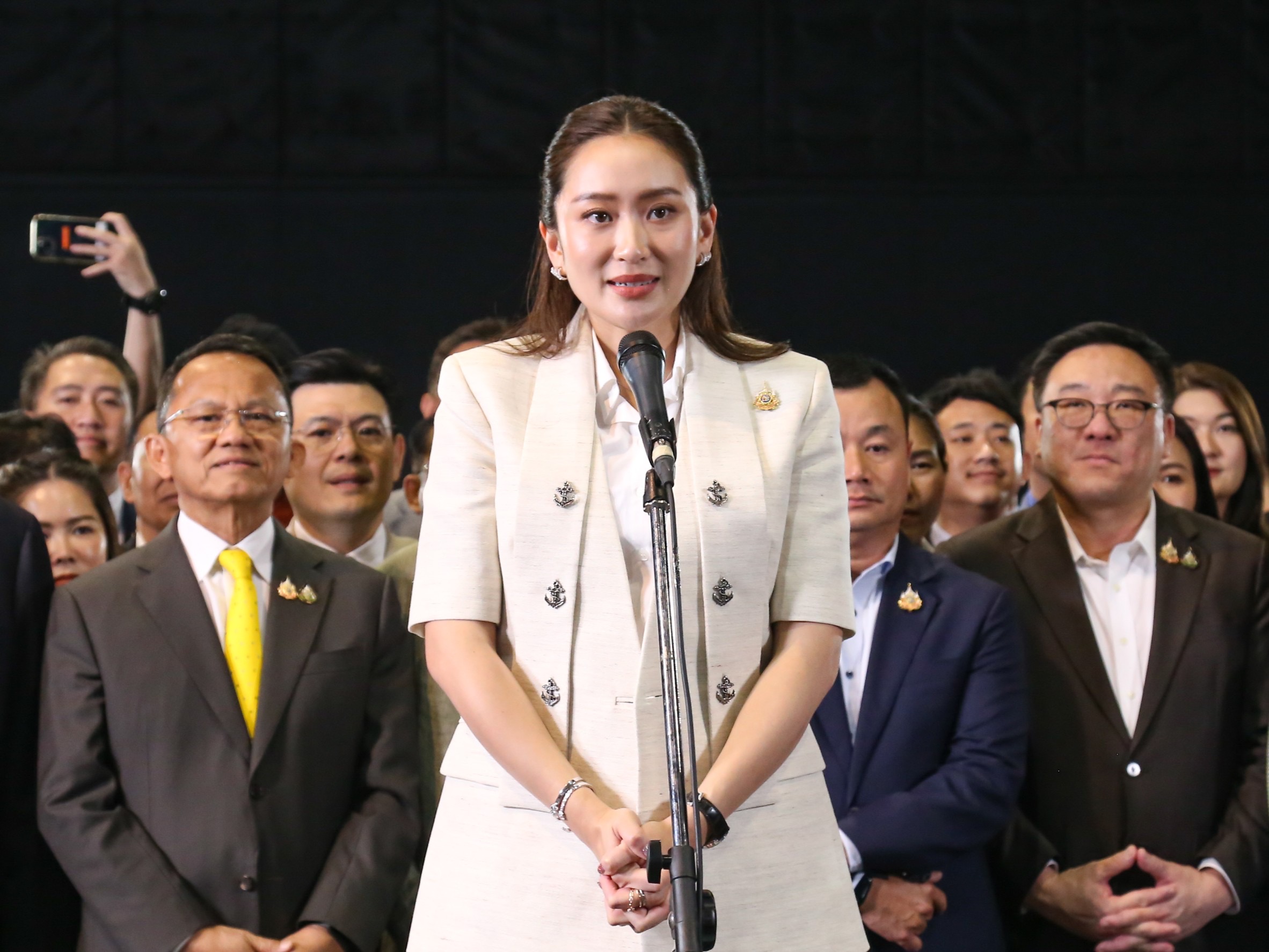 “แพทองธาร” นัดประชุม ครม.นัดแรกเสาร์นี้ พร้อมถ่ายภาพหมู่หน้าตึกไทยคู่ฟ้า
