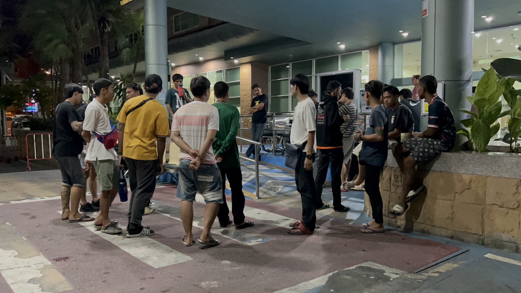 ไม่จบ!วินจยย.ปะทะโบลท์ปืนจ่อหัวยกพวกฟันกันยับนทท.ผวาวิ่งหนีตาย   