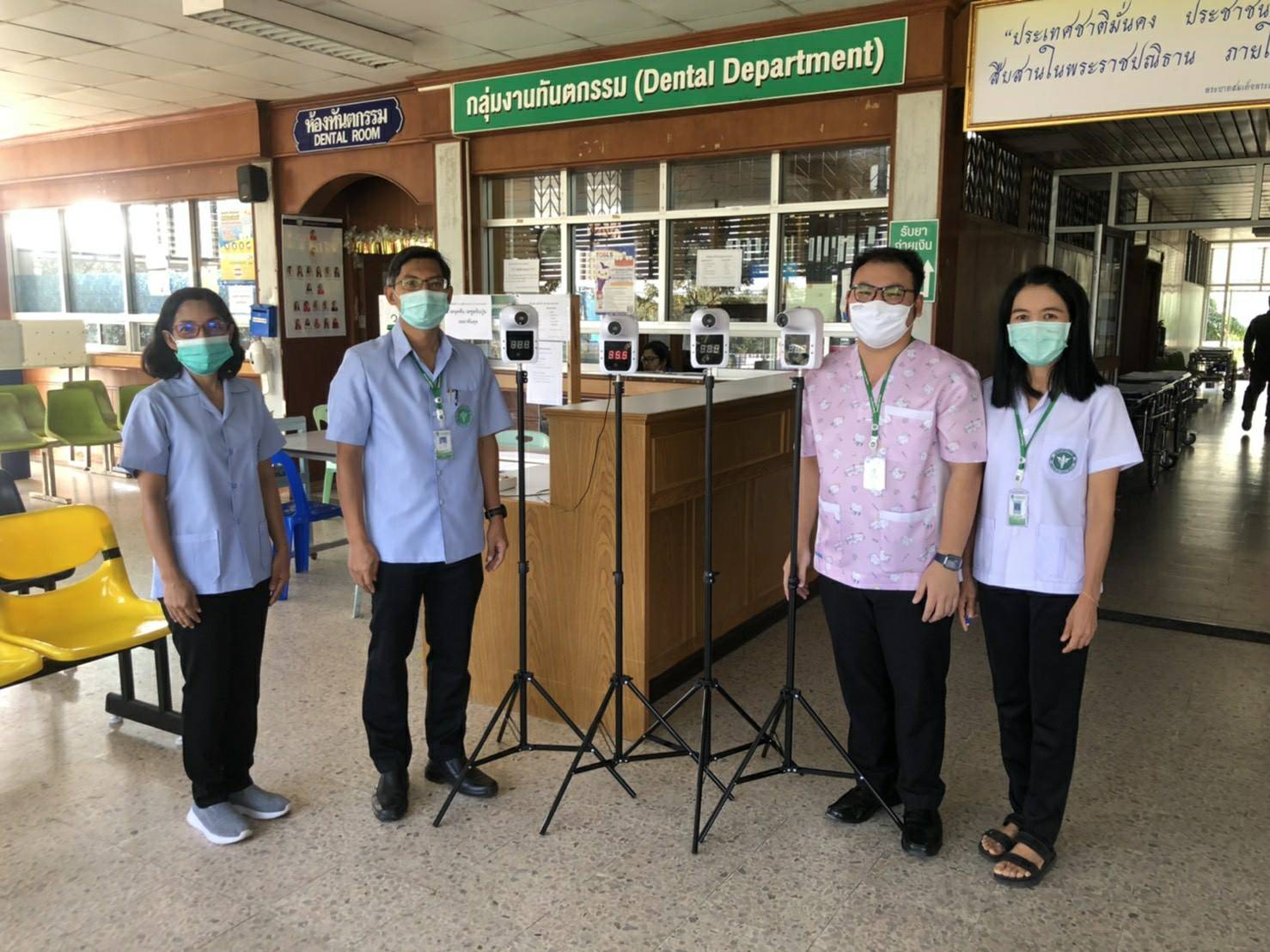 ทันตแพทย์พังงาน้ำใจงาม บริจาคเครื่องวัดอุณหภูมิอัตโนมัติ ให้ รพ.ตะกั่วป่า 