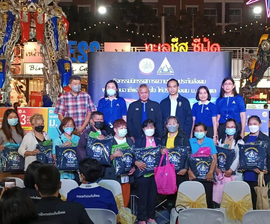 เลขาธิการ สปส.เดินตลาดนัดเลียบด่วนรามอินทรา ชวนแรงงานอิสระสมัคร ม.40 พร้อมดูแลสิทธิประโยชน์แบบอุ่นใจ 3 ทางเลือก 