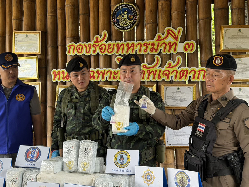 กองกำลังผาเมืองสกัดชายแดนแม่สาย ยึด “คีตามีน” 40 กก. ขบวนการทิ้งของกลางหนีข้ามแม่น้ำสาย 