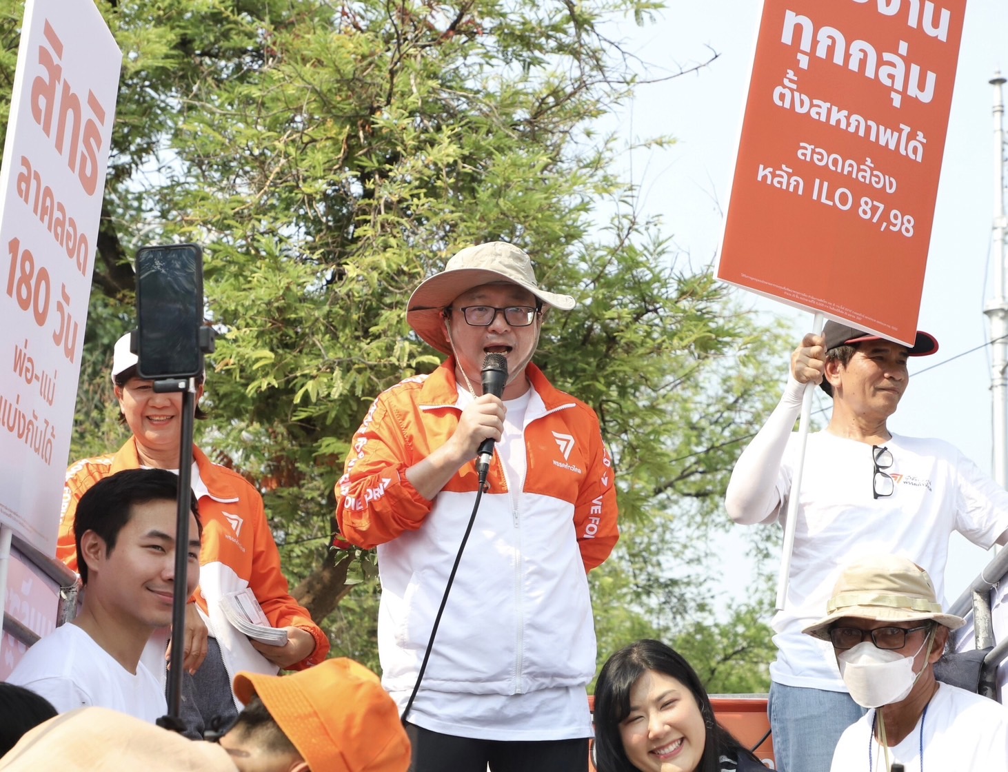 “ชัยธวัช” นำ “สส.ก้าวไกล” ร่วมเดินขบวน “วันแรงงานแห่งชาติ” บอกเสียดาย “รัฐบาล” ไม่มีความชัดเจน