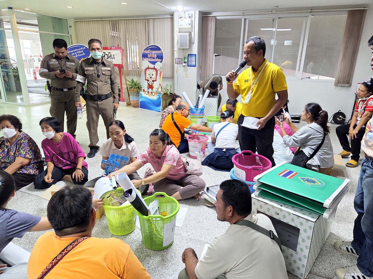 ประธานกกต.ตรวจขั้นตอนการส่งมอบอุปกรณ์พร้อมเลือกตั้งเทศบาลนครหัวหิน
