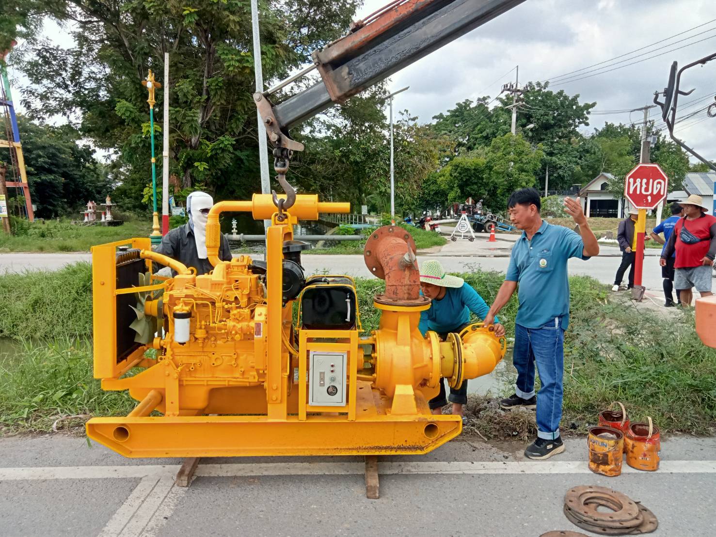 สชป.13 ติดตั้งเครื่องสูบน้ำช่วยชุมชนที่อยู่อาศัยพื้นที่ อ.เมือง หลังฝนตกหนักทำให้เกิดน้ำท่วมขัง