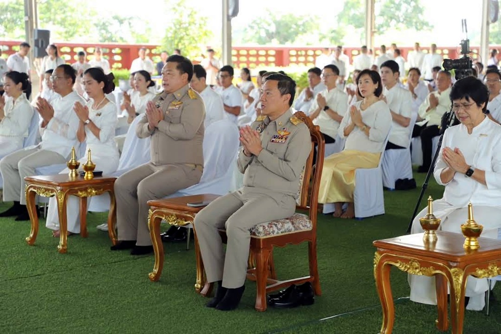 ปลัด มท. นำพุทธศาสนิกชนอ่างทองร่วมน้อมจิตฟังธรรม เฉลิมพระเกียรติพระบาทสมเด็จพระเจ้าอยู่หัว