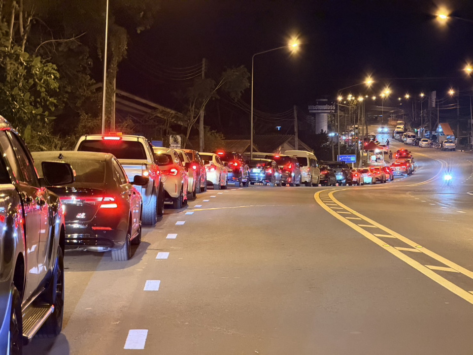 เกาะช้างรถทะลัก! เฟอร์รี่เที่ยวสุดท้ายเที่ยงคืน รอข้ามฟากนาน 6 ชม.