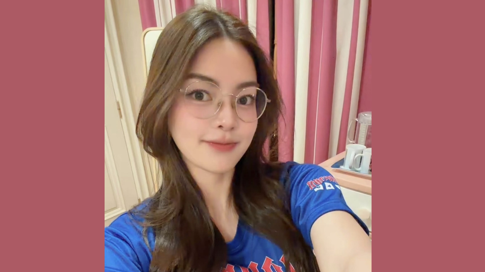 “เอวา ปวรวรรณ” ลุคนี้น่ารักแบบตะโกน! ใส่แว่นลุคสาวเนิร์ด ยิ้มละมุนจนแฟนๆ ใจละลาย
