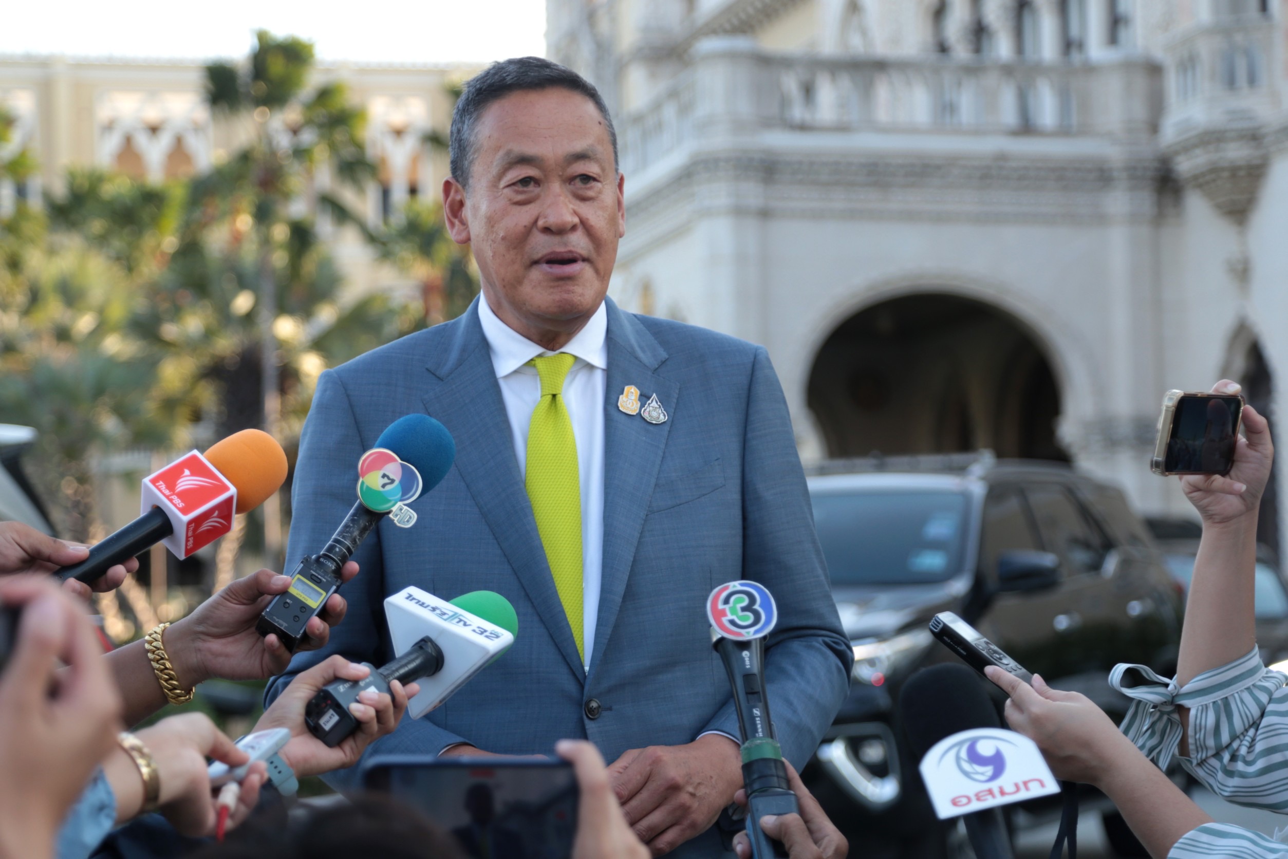 "เศรษฐา" ปัดไม่มีคุยปรับ ครม. หลังเรียก รมต. มีชื่อติดโผ เข้าพบบนตึกไทยฯ แจง "สุชาติ-ออย" แค่คุยเตรียมลงพื้นที่จันทบุรี ชี้โผรายวันเหมือนอ่านนิยาย