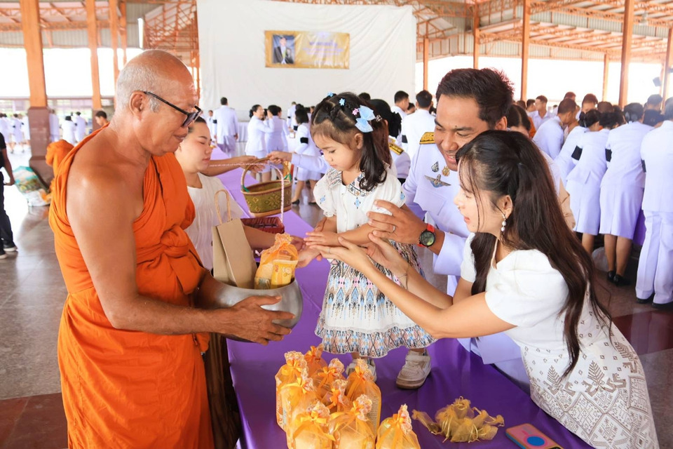 ลพบุรีจัดพิธีทำบุญตักบาตร-เจริญพระพุทธมนต์ ถวายพระราชกุศล 28 กรกฎาคม 2569